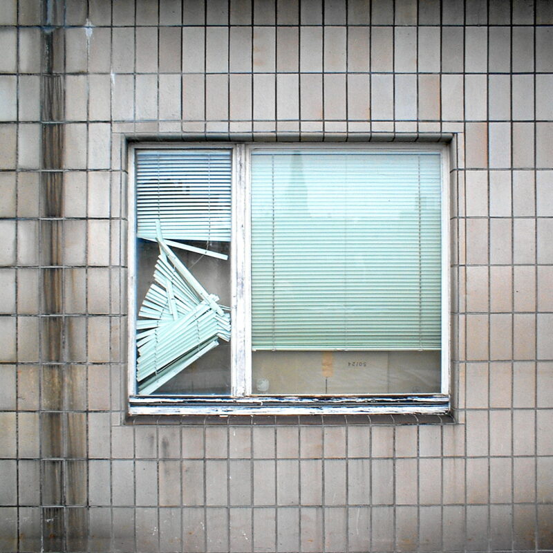 Fenster mit defekter Jalousie (Fürth, ehem. DB-Güterabfertigung)